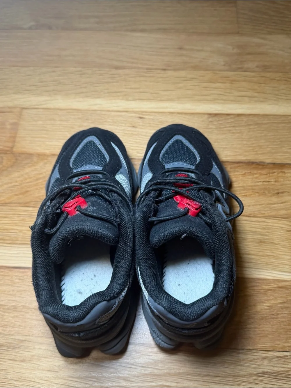 New Balance Kids Black & Gray Sneakers – Size 10